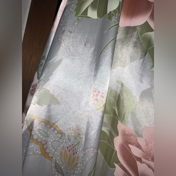 4/$10 Bundle Sale: NWOT Satin Floral Kimono Robe - Picture 5 of 5